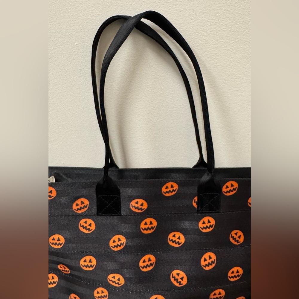 Harvey’s Seatbelt Bag Disney Nightmare Before Christmas - Picture 3 of 12